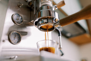 Godenzi Kaffeemaschine füllt frischen Kaffee ein.